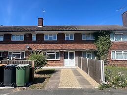 3 Bedroom House - Sleeps 6 & Free Parking