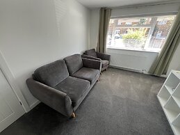 3 Bedroom House - Sleeps 6 & Free Parking