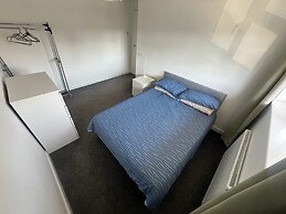 3 Bedroom House - Sleeps 6 & Free Parking