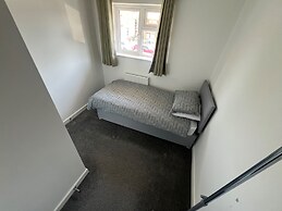 3 Bedroom House - Sleeps 6 & Free Parking