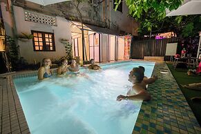 Poolside By Mingle