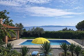 Tiny House With Private Pool Kostrena