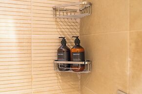 Cozy Chic 2BR - Pool Gym Access - JVC