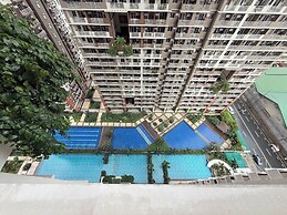 Aesthetic Cozy Apartment Condo With Pool Balcony & Deck
