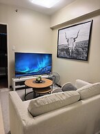 Aesthetic Cozy Apartment Condo With Pool Balcony & Deck
