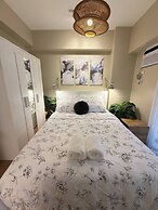 Aesthetic Cozy Apartment Condo With Pool Balcony & Deck