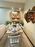 Aesthetic Cozy Apartment Condo With Pool Balcony & Deck