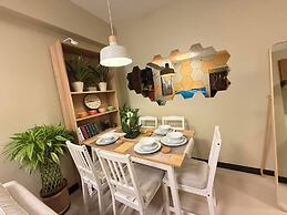 Aesthetic Cozy Apartment Condo With Pool Balcony & Deck