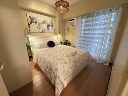 Aesthetic Cozy Apartment Condo With Pool Balcony & Deck
