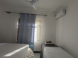 Malaika White House Apartment & Spa