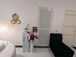 Malaika White House Apartment & Spa