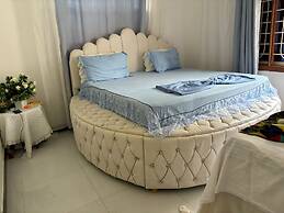 Malaika White House Apartment & Spa