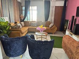 Malaika White House Apartment & Spa