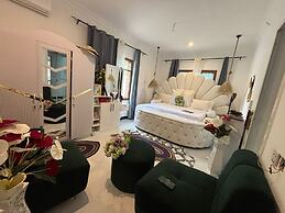 Malaika White House Apartment & Spa