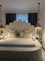 Malaika White House Apartment & Spa