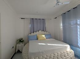 Malaika White House Apartment & Spa
