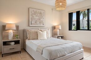 Beachfront Paradise 2BR Crescent Beach Seaside