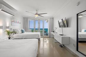 Cozy Oceanfront Getaway Balcony Sea View