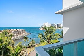 Cozy Oceanfront Getaway Balcony Sea View