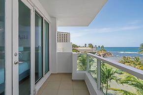 Cozy Oceanfront Getaway Balcony Sea View
