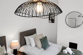 Central Chic - Huge Home - Free Wifi