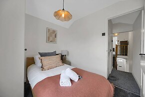 Central Chic - Huge Home - Free Wifi