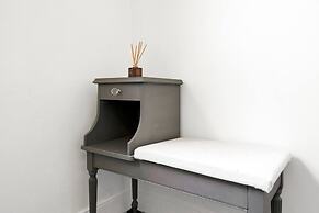 Central Chic - Huge Home - Free Wifi