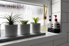 Central Chic - Huge Home - Free Wifi