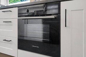Central Chic - Huge Home - Free Wifi