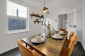 Central Chic - Huge Home - Free Wifi