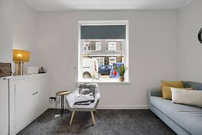 Central Chic - Huge Home - Free Wifi