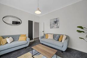 Central Chic - Huge Home - Free Wifi