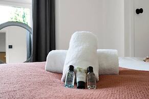 Central Chic - Huge Home - Free Wifi