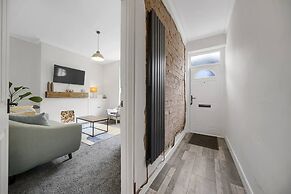 Central Chic - Huge Home - Free Wifi