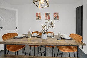 Central Chic - Huge Home - Free Wifi
