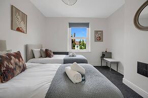 Central Chic - Huge Home - Free Wifi