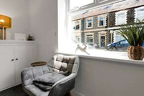 Central Chic - Huge Home - Free Wifi