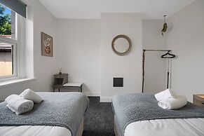 Central Chic - Huge Home - Free Wifi