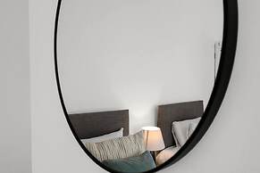 Central Chic - Huge Home - Free Wifi