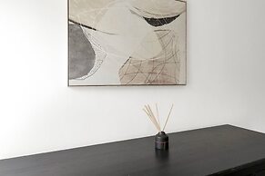 Central Chic - Huge Home - Free Wifi