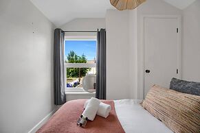 Central Chic - Huge Home - Free Wifi