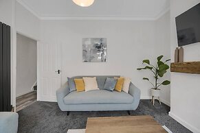 Central Chic - Huge Home - Free Wifi