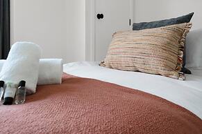 Central Chic - Huge Home - Free Wifi