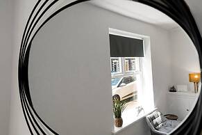 Central Chic - Huge Home - Free Wifi