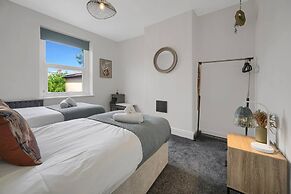 Central Chic - Huge Home - Free Wifi