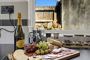 Central Chic - Huge Home - Free Wifi