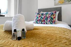 Central Chic - Huge Home - Free Wifi