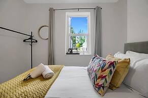 Central Chic - Huge Home - Free Wifi