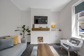 Central Chic - Huge Home - Free Wifi