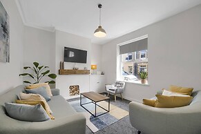 Central Chic - Huge Home - Free Wifi